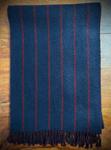 Afbeelding in Gallery-weergave laden, Johnstons of Elgin écharpe bordeaux et marine en laine et cachemire Made in Scotland
