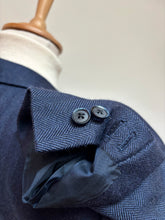 Carica l'immagine nel visualizzatore di Gallery, Blazer in lana a spina di pesce blu British House X Robert Noble 50
