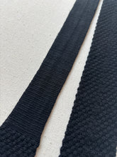 Charger l&#39;image dans la galerie, Cravate noire vintage en maille en pure laine vierge
