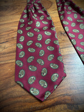 Carica l'immagine nel visualizzatore di Gallery, Cravatta vintage con motivo paisley di Burberry, realizzata in Inghilterra
