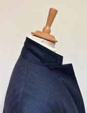 Carica l'immagine nel visualizzatore di Gallery, Blazer in lana a spina di pesce blu British House X Robert Noble 50
