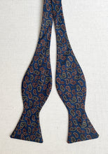 Charger l'image dans la galerie, Barneys New York noeud papillon paisley en soie Made in USA
