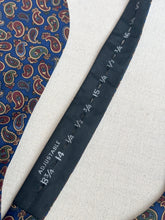 Charger l'image dans la galerie, Barneys New York noeud papillon paisley en soie Made in USA
