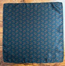 Load image into Gallery viewer, Pochette de costume paisley vintage en soie Made in Italy
