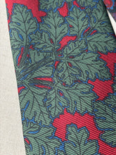 Cargar imagen en el visor de la galería, Vivax by Sambrook Witting cravate en soie Made in England
