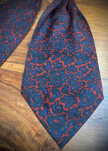 Cargar imagen en el visor de la galería, Cravats of London cravate ascot vintage rouge à motif paisley
