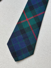 Charger l&#39;image dans la galerie, Cravate tartan Gunn en laine vierge Made in Scotland
