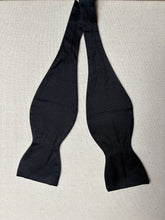 Afbeelding in Gallery-weergave laden, Alain Figaret Paris noeud papillon noir en soie Made in France
