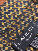 Lade das Bild in den Galerie-Viewer, Lancel Paris cravate ascot en soie marine à motif fantaisie Made in France
