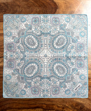Carica l'immagine nel visualizzatore di Gallery, Pochette bleue vintage à motif floral 100% coton
