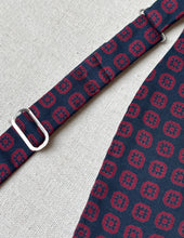 Charger l&#39;image dans la galerie, Noeud papillon vintage bleu marine en soie Made in Italy
