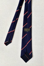 Charger l'image dans la galerie, Austin Reed cravate marine club en laine Made in England
