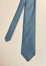 Load image into Gallery viewer, Cravats of London cravate bleue en soie à motif géométrique Made in England
