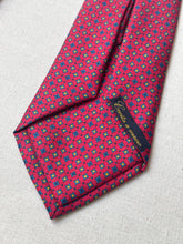 Lade das Bild in den Galerie-Viewer, Pape Maître tailleur Paris London cravate rouge en soie à motif géométrique Made in Italy
