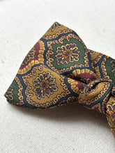 Charger l'image dans la galerie, Old England Club Collection nœud papillon en soie Made in England
