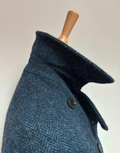 Lade das Bild in den Galerie-Viewer, Harris Tweed X Beaver’s manteau femme en tweed à chevrons 100% laine vierge 36
