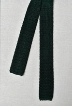 Charger l'image dans la galerie, Holliday &amp; Brown Ltd cravate verte vintage en tricot de soie Made in England
