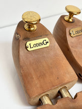 Carica l&#39;immagine nel visualizzatore di Gallery, Embauchoirs en bois Loding Pointure 44 FR
