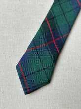 Charger l&#39;image dans la galerie, Cravate tartan Davidson en laine vierge Made in Scotland
