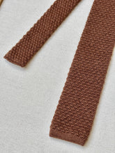 Lade das Bild in den Galerie-Viewer, Cravate tricot vintage marron noisette en alpaga mohair et laine Made in England
