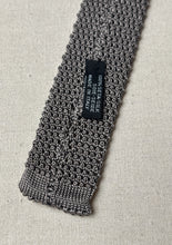Charger l&#39;image dans la galerie, Mattabisch Napoli cravate gris à pois en tricot de soie
