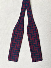 Charger l&#39;image dans la galerie, Noeud papillon vintage bleu marine en soie Made in Italy
