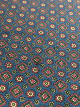 Charger l'image dans la galerie, Écharpe foulard classique vintage double face à motif géométrique en laine et soie Made in England
