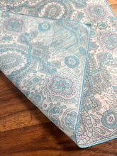 Carica l'immagine nel visualizzatore di Gallery, Pochette bleue vintage à motif floral 100% coton
