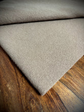 Carica l&#39;immagine nel visualizzatore di Gallery, Old England Paris écharpe beige en laine et cachemire Made in Italy
