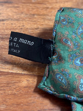 Charger l'image dans la galerie, Pochette paisley vintage verte en soie Made in Italy
