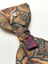 Charger l'image dans la galerie, Old England Club Collection nœud papillon en soie Made in England
