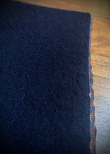 Charger l'image dans la galerie, Écharpe foulard classique vintage double face à motif géométrique en laine et soie Made in England
