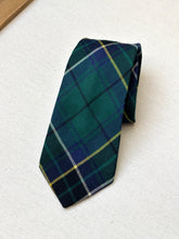 Cargar imagen en el visor de la galería, The Scotch House cravate tartan en laine vierge Made in Scotland
