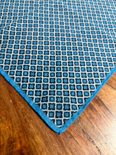 Charger l&#39;image dans la galerie, Pochette bleue à motif géométrique en lin et coton Made in Italy
