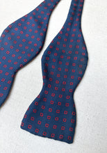 Charger l&#39;image dans la galerie, Duo de noeuds papillon en soie vintage Made in Italy
