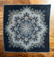 Charger l&#39;image dans la galerie, Pochette à motif floral en laine Made in Italy

