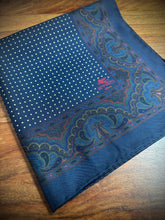 Load image into Gallery viewer, Etro Milano pochette marine vintage à pois en soie Made in Italy
