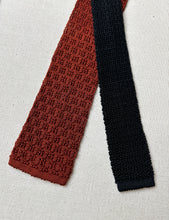 Charger l'image dans la galerie, Duo de cravates vintage en tricot de soie
