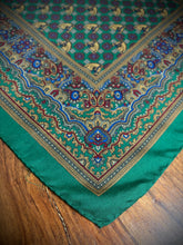 Cargar imagen en el visor de la galería, Pochette verte vintage en soie à motif floral équestre Made in Italy
