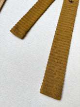 Charger l'image dans la galerie, Armani cravate tricot vintage moutarde Made in Italy
