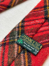 Charger l&#39;image dans la galerie, John Hanly cravate tartan rouge en pure laine vierge
