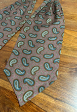 Lade das Bild in den Galerie-Viewer, Cravate ascot vintage rose à motif paisley Made in Italy
