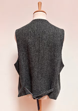Afbeelding in Gallery-weergave laden, Harris Tweed X Tom Rusborg gilet gris à chevrons en pure laine 56
