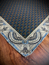 Charger l&#39;image dans la galerie, Duo de pochettes vintage en soie

