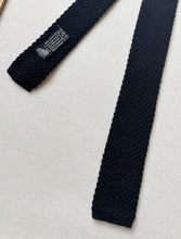 Charger l&#39;image dans la galerie, Cravate noire vintage en maille en pure laine vierge

