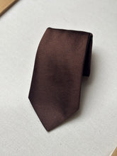 Afbeelding in Gallery-weergave laden, Daniel Crémieux X Michael Drake cravate marron en soie Made in England
