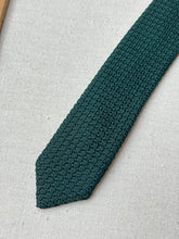 Charger l'image dans la galerie, Madelios Paris cravate verte vintage en grenadine de soie Made in Italy
