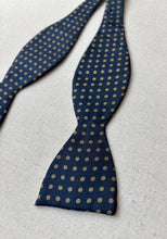 Charger l&#39;image dans la galerie, Chaps by Ralph Lauren noeud papillon marine en soie
