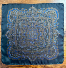 Charger l&#39;image dans la galerie, Duo de pochettes vintage en soie
