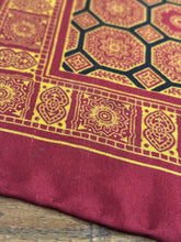 Lade das Bild in den Galerie-Viewer, Pochette vintage en soie à motif géométrique
